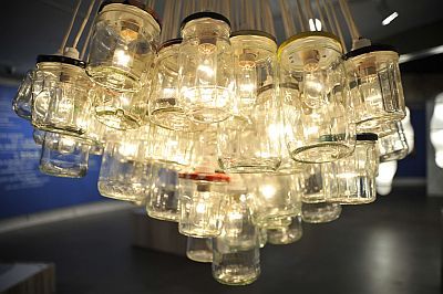 333 Lustres e luminárias com vidros reutilizados