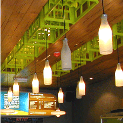 luminaria pendente com garrafas de vidro