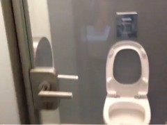 banheiro-publico-com-porta-de-vidro-transparente