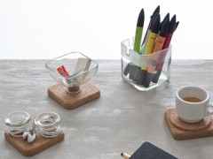 organizador-de-mesa-de-escritorio-com-garrafas-de-vidro-cortadas-pela-designer-lucia-bruni