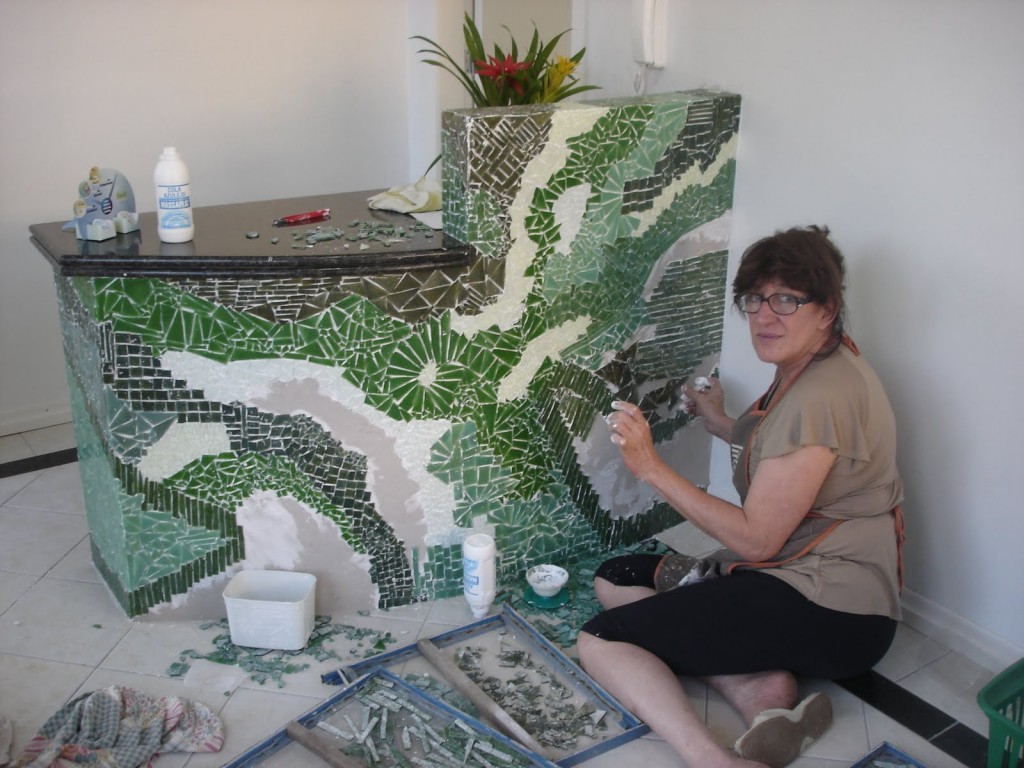 Mosaico com Pastilhas de Vidro Irregulares -  Yara Caino