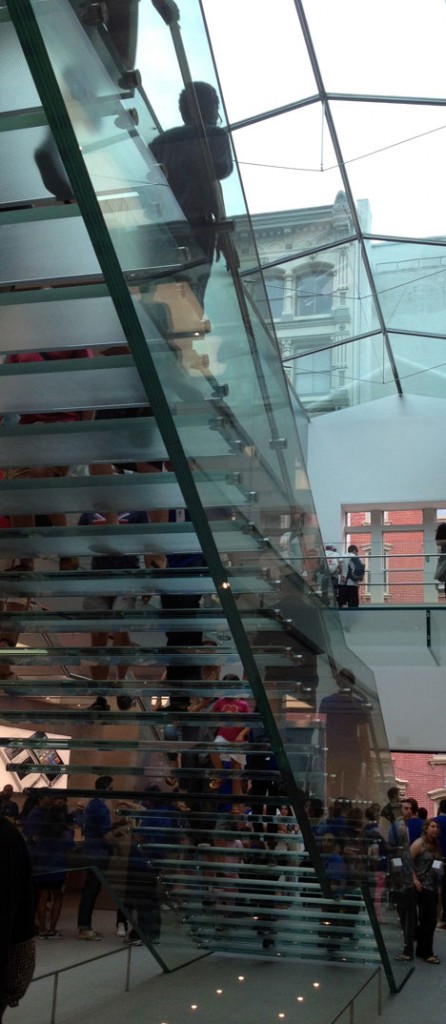 escada-de-vidro-continuo-da-apple-store-soho-nova-york