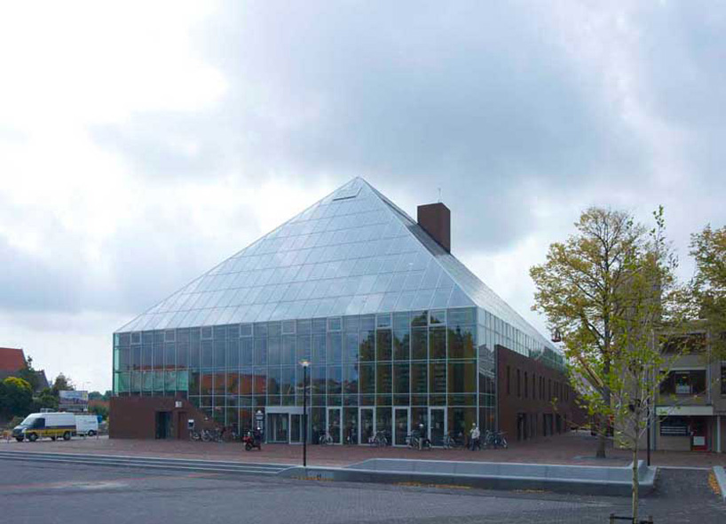 book-mountain-biblioteca-em-forma-de-piramide-de-vidro-em-spijkenisse-na-holanda book-mountain-biblioteca-em-forma-de-piramide-de-vidro-em-spijkenisse-na-holanda
