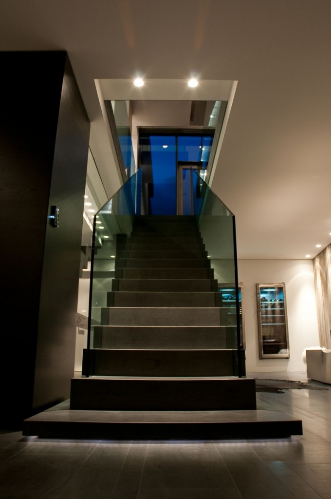 escada-de-pedra-e-vidro-verde-em-casa-na-islandia-por-gudmundur-jonsson