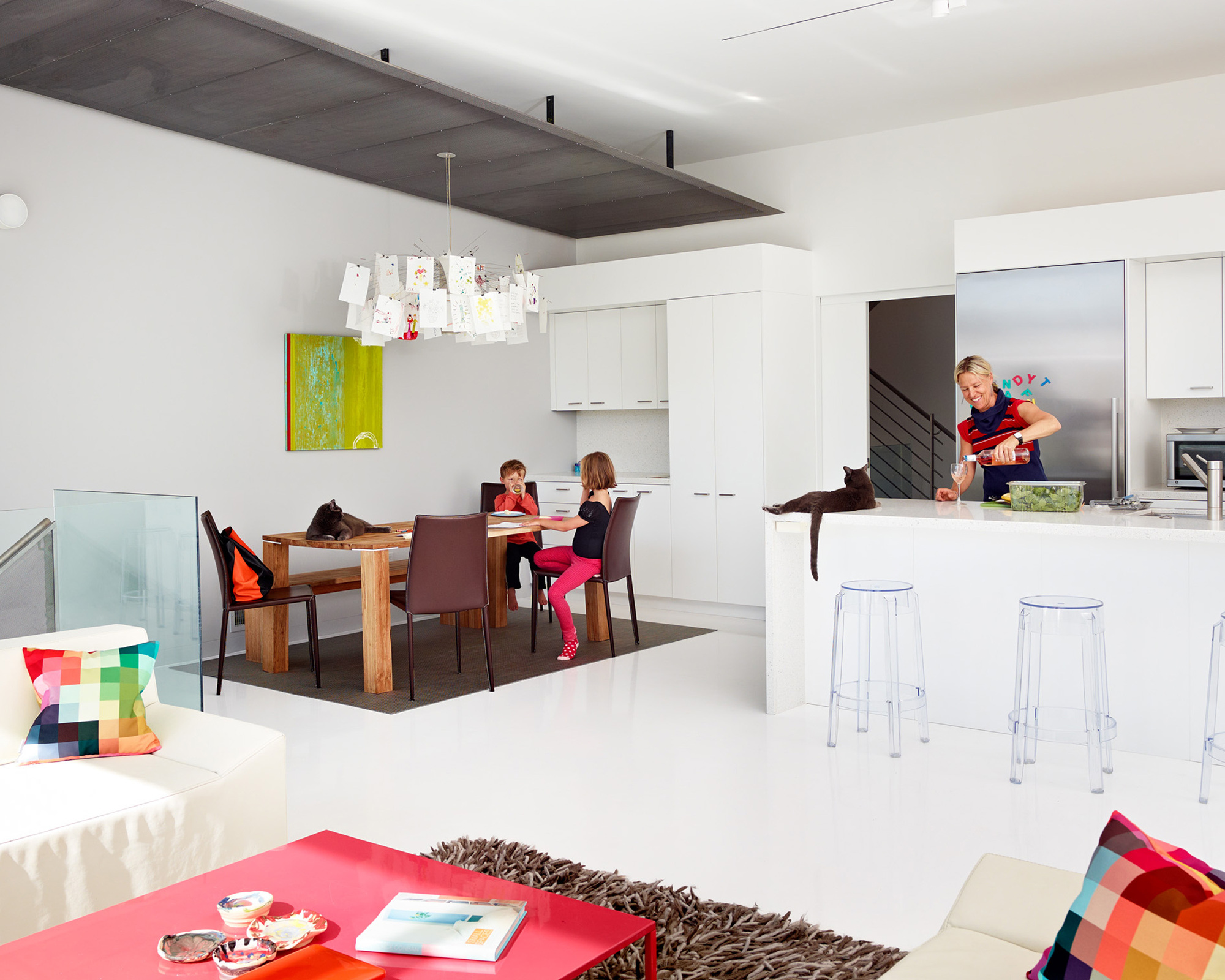 Casa em São Francisco com moderno sistema de fachada articulada - Vidrado