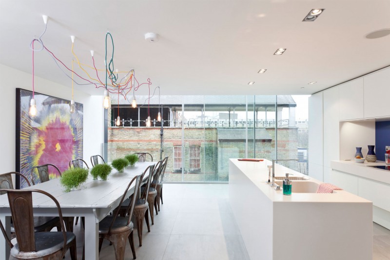 sala-de-jantar-e-cozinha-gourmet-de-casa-de-quatro-quartos-em-londres-construida-em-antiga-torre-de-agua sala-de-jantar-e-cozinha-gourmet-de-casa-de-quatro-quartos-em-londres-construida-em-antiga-torre-de-agua