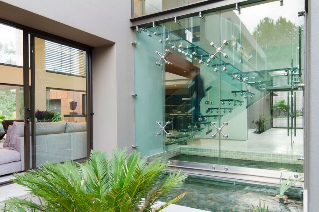 arquitetura-escada-de-vidro-estrutural-casa-em-joanesburgo-africa-do-sul-por-nico-van-der-meulen