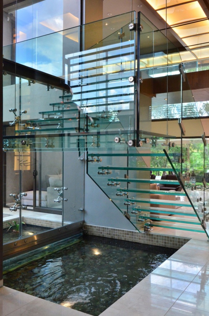 arquitetura-escada-de-vidro-transparente-casa-em-joanesburgo-africa-do-sul-por-nico-van-der-meulen