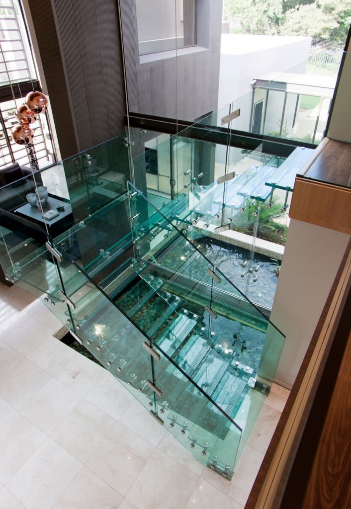 escada-com-degraus-e-guarda-corpos-de-vidro-casa-em-joanesburgo-africa-do-sul-por-nico-van-der-meulen