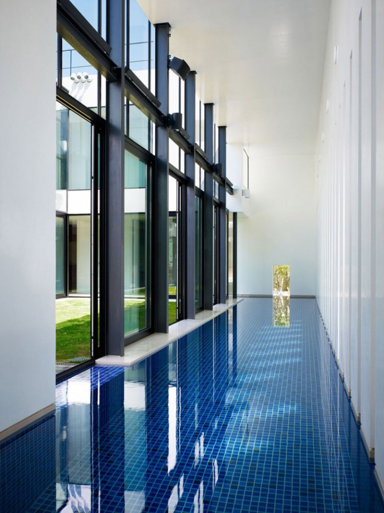 piscina-coberta-de-casa-em-toquio-pelo-arquiteto-kazutoshi-imanaga