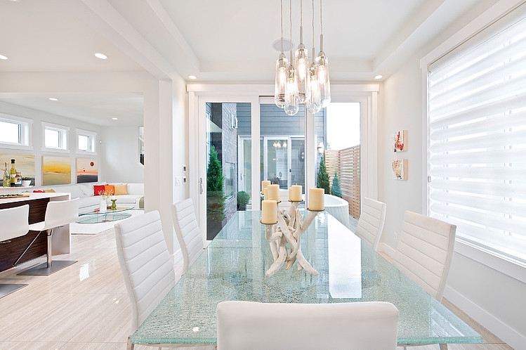 decoracao-mesa-de-vidro-craquelado-sala-de-jantar-casa-em-calgary-por-homes-by-avi