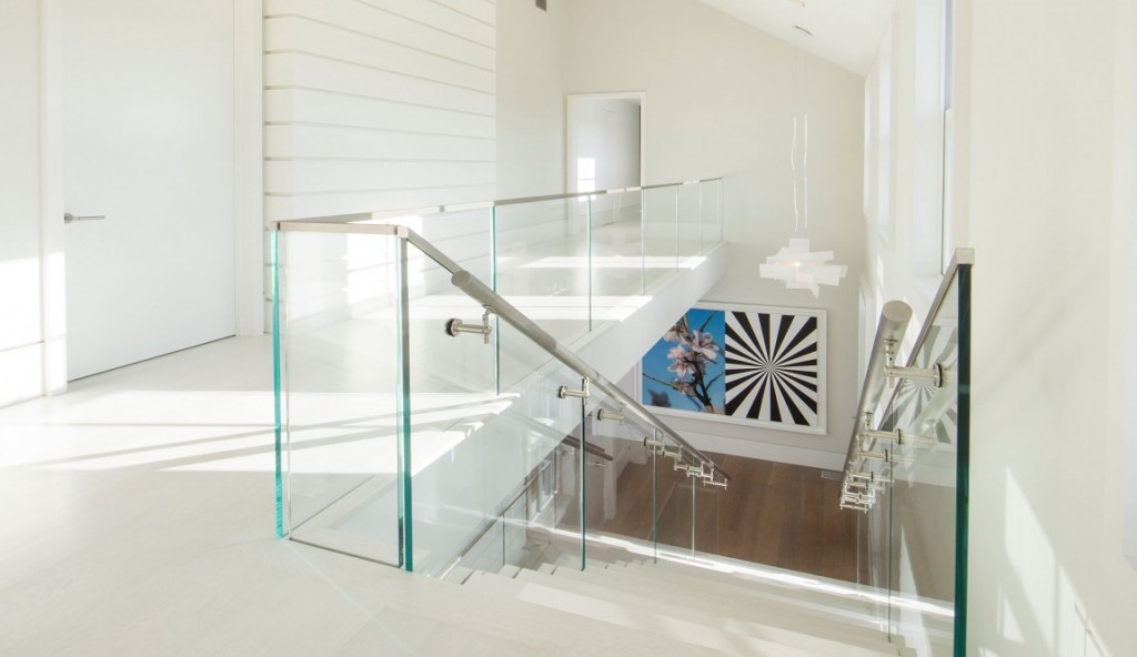 decoracao-moderna-escada-de-vidro-casa-na-ilha-de-nanucket-massachusetts-por-j-brown