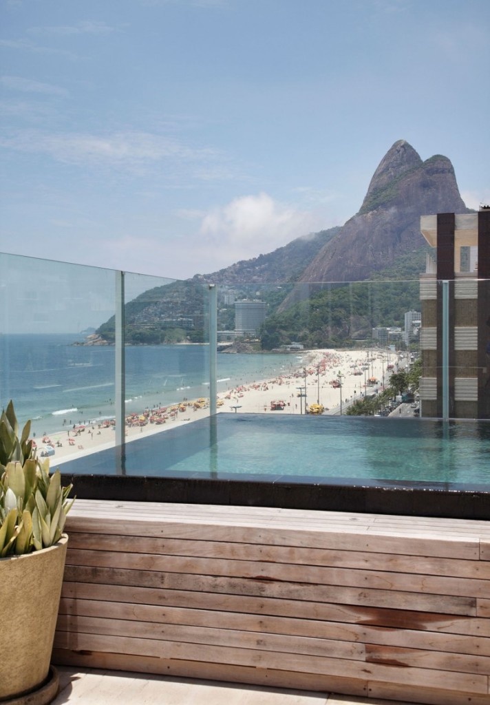 decoracao-piscina-com-vista-do-morro-dois-irmaos-cobertura-triplex-no-leblon-por-izabela-lessa