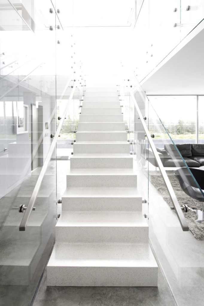 escada-com-guarda-corpos-de-vidro-casa-na-california-por-dan-brunn-arquitetura