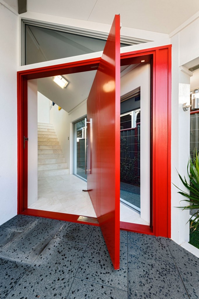 porta-pivotante-vermelha-casa-boutique-na-australia-por-cambuild